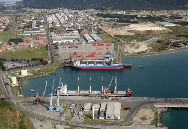 Porto de Imbituba entra na escala de navios gigantes vindos da Ásia[:]