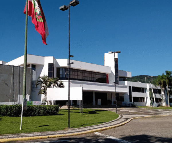 Competências e atribuições da InvestSC (Lei nº 15.500)